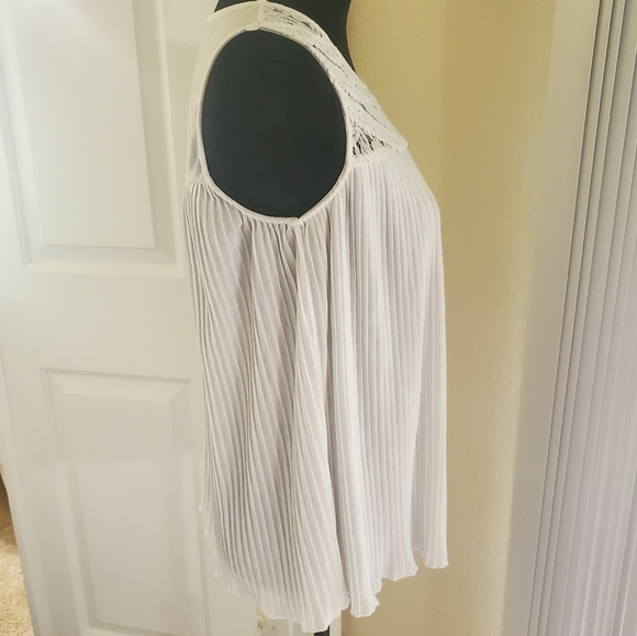 Sleeveless lace neck flowy top - Picture 3 of 7